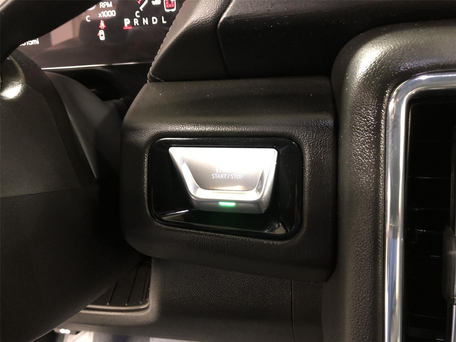2025 GMC Yukon Denali - Photo 17