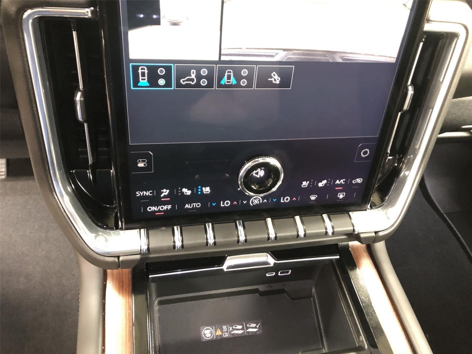 2025 GMC Yukon Denali - Photo 18