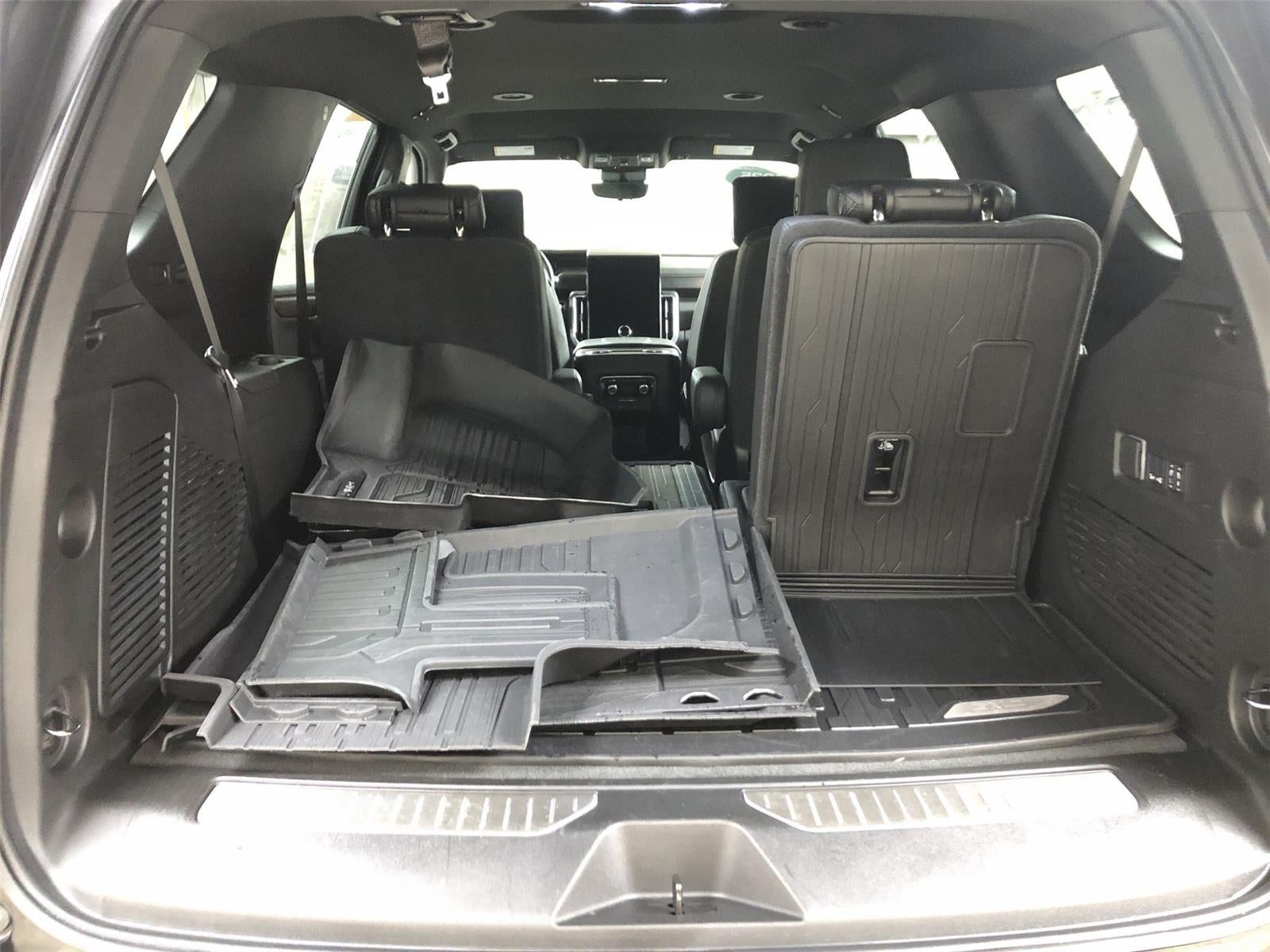 2025 GMC Yukon Denali - Photo 25